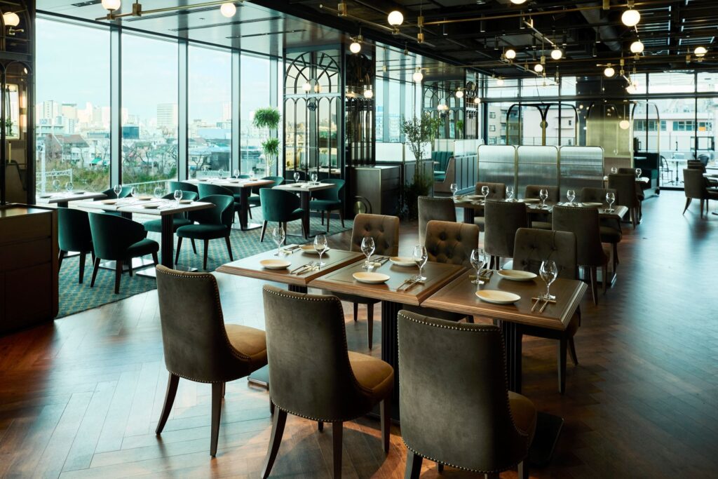 線路を望む景色とともに過ごす、特別なお席のご紹介｜トラックスビュー＆レイルウェイシート